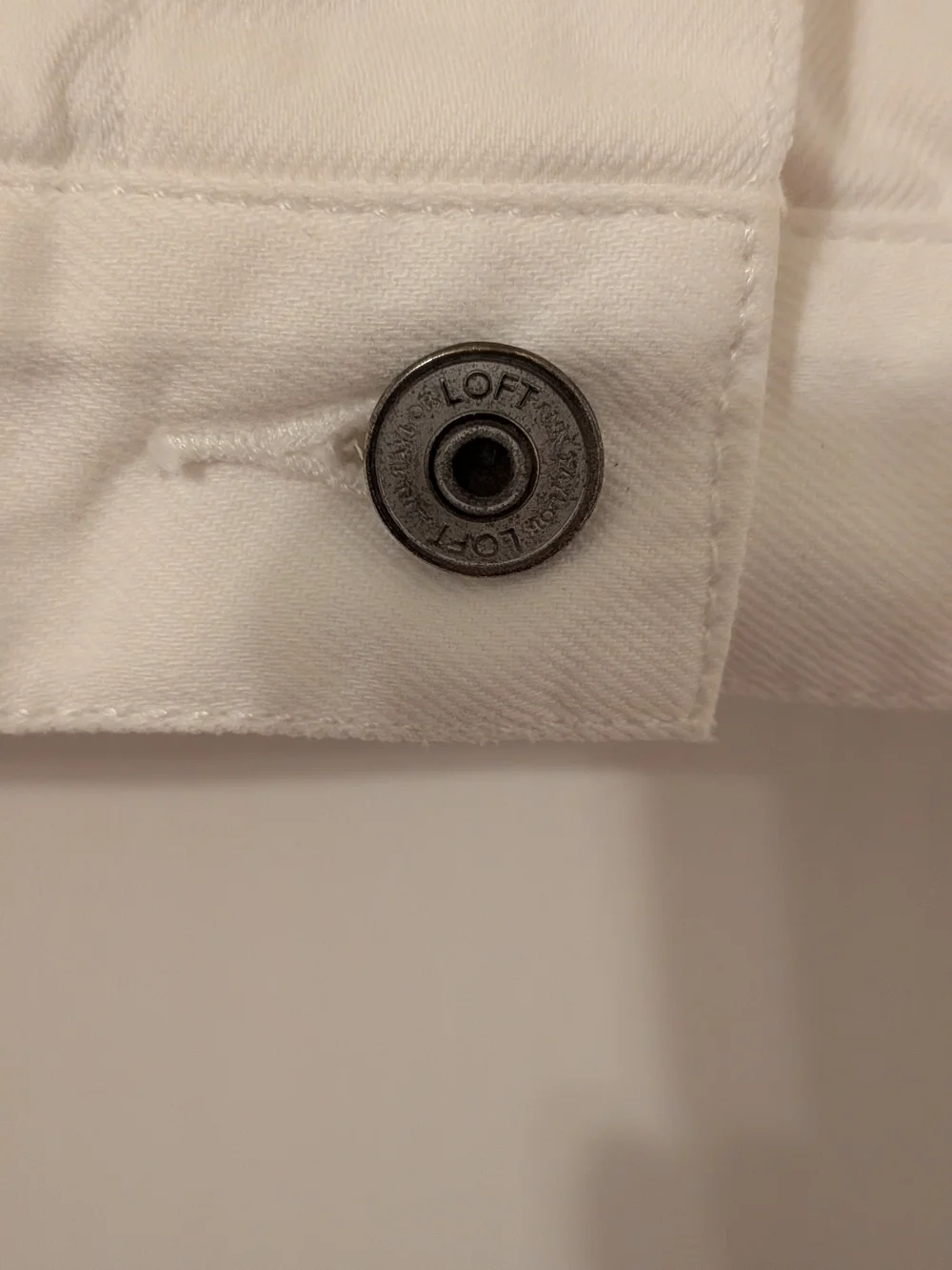 Ann Taylor LOFT White Women’s Trucker Denim Jacket with Button Front Size M